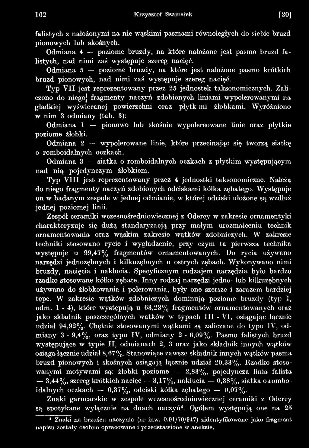 3): Odmiana 1 pionowo lub skośnie wypolereowane linie oraz płytkie poziome żłobki. Odmiana 2 wypolerowane linie, które przecinając się tworzą siatkę o romboidalnych oczkach.