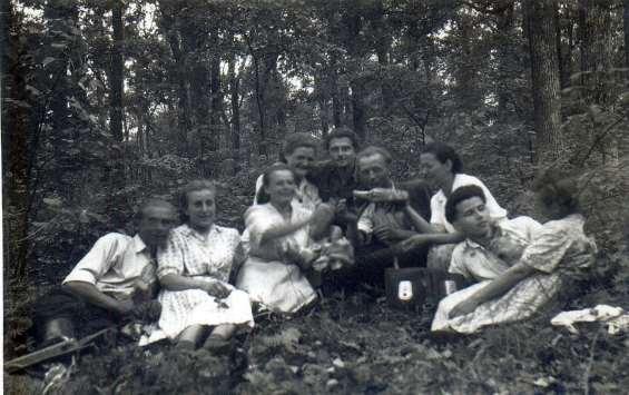 18 Zdjęcie 31 Rok 1951 (lub później). W lesie. Drugi z prawej Wielisław Kalinowski.