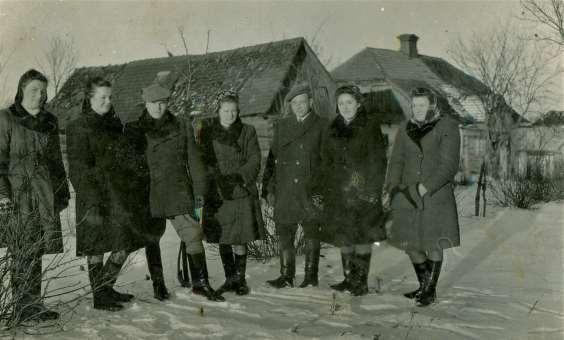 19 Zdjęcie 33 Rok 1951 (około). Grabowiec. Młodzieżówka. Spotkanie zimą.