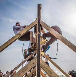 Jest również możliwość wyboru kary - zamiast 20 karnych burpees, zawodnik zostaje zamknięty w zamrażarce na 20 sekund. skośna Opis: Zawodnik przedostaje się nad ścianą z jednej strony na drugą.