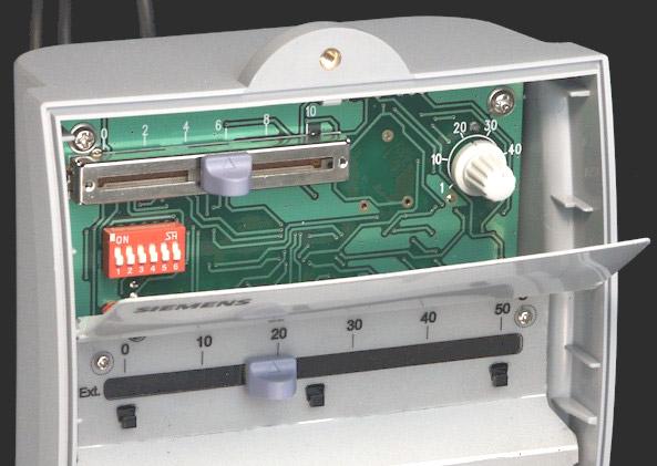 Konstrukcja mechaniczna Regulator składa się z obudowy i pokrywy. Pokrywa zawiera wszystkie elementy obsługowe, kołnierz montażowy oraz elastyczny czujnik.