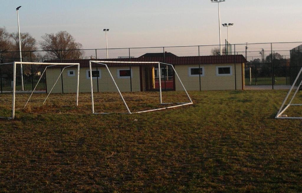 Najbliższe otoczenie sąsiedztwo Sąsiedzwto : w najbliższym sąsiedztwie mojego domu znajduje się Świetlica Wiejska oraz obiekt sportowy
