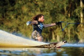 Slalom: narciarz omija po zewnętrznej 6 boi, przy maksymalnej prędkości 58 km/h (mężczyźni) lub 55 km/h (kobiety),