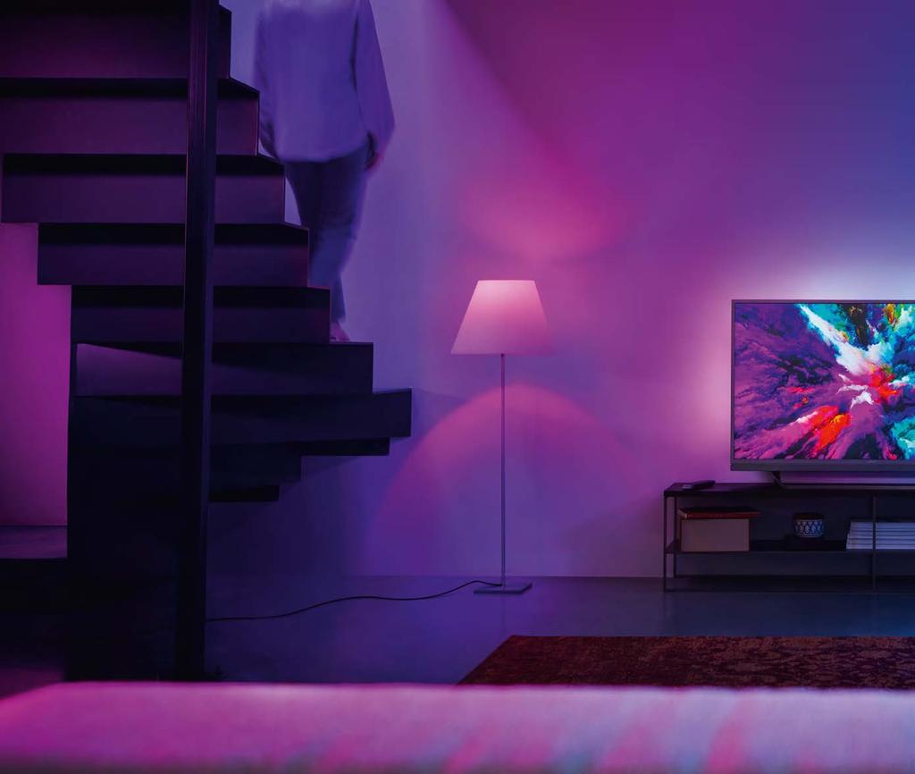 6 Philips TV. Looks better. Philips TV. Looks better. 7 Przenieś emocje poza ekran. Z Philips Ambilight filmy i gry są o wiele bardziej wciągające. Muzyce towarzyszy pokaz świateł.