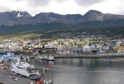 Następny port Ushuaia i jednocześnie następny kraj Argentyna. Miasteczko to jest bardzo malowniczo położone na zboczu wysokich gór.