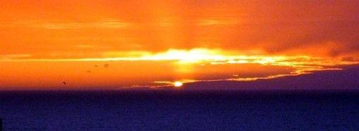 Rano 8 marca po przepłynięciu wąskiej cieśniny, do Hornu pozostało już tylko kilkanaście mil. Słońce wschodzi i mieni się czerwonymi barwami.