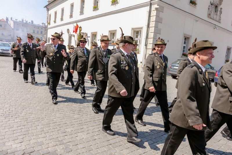 męża. Następnie 23 zaproszonym gościom wręczono pamiątkowe medale Bractwa Strzeleckiego w Głogówku.