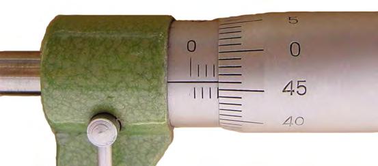 Zadanie 30. Wskazanie przedstawionej na rysunku śruby mikrometrycznej wynosi A. 3,04 mm B. 3,46 mm C. 3,54 mm D. 3,96 mm Zadanie 31. Zadaniem układu zraszania bębna frezarki jest Zadanie 32. A. zwiększanie szorstkości nawierzchni drogowej.