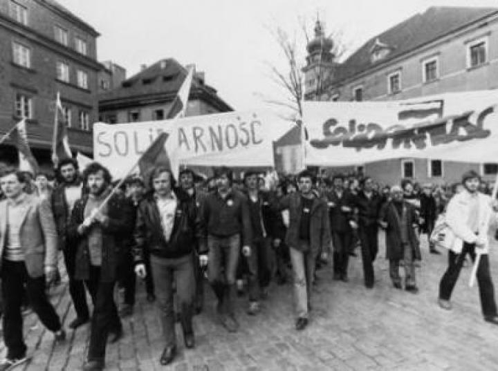 STAWIENIA OPORU SPOŁECZNEGO. PRZEJAWIAŁ SIĘ GŁÓWNIE STRAJKAMI ROBOTNICZYMI I DEMONSTRACJAMI.