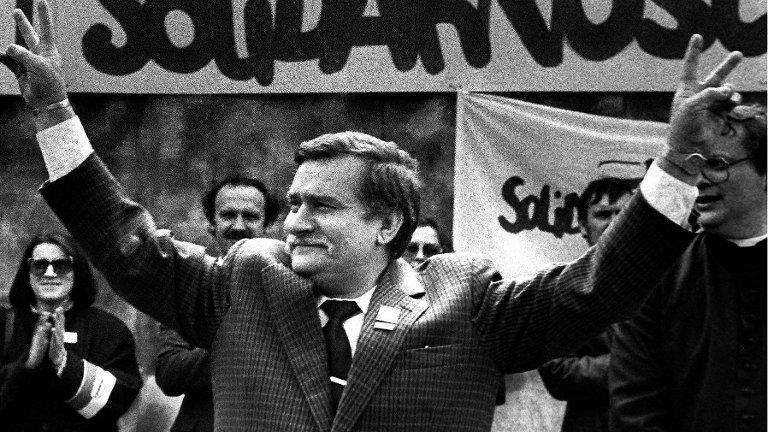 NA CZELE SOLIDARNOŚCI STANĄŁ LECH WAŁĘSA.