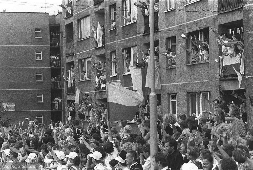 UPADEK KOMUNIZMU PO OBRADACH OKRĄGŁEGO STOŁU ZALEGALIZOWANO SOLIDARNOŚĆ, WRÓCIŁ URZĄD