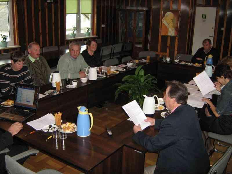 taryf dla zbiorowego zaopatrzenia w i zbiorowego odprowadzenia ścieków na terenie Gminy Leśniowice na rok 2011; c) określenia wysokości rocznych stawek podatku od środków transportowych nas rok 2011