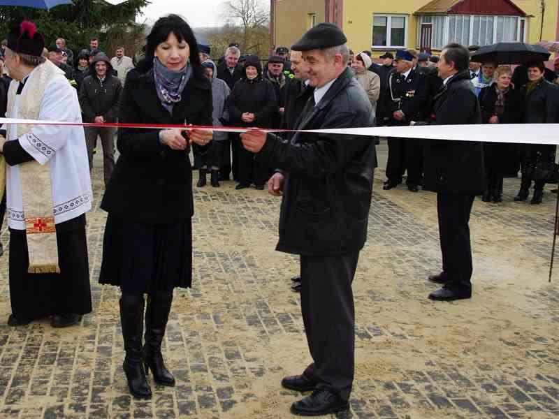 uczęszczających do Publicznego Gimnazjum w Sielcu a także podziękował wszystkim, którzy przyczynili się do realizacji inwestycji. Następnie ks.