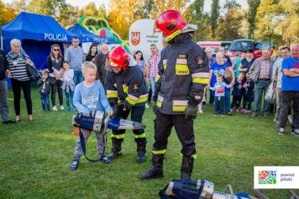 Spotkanie strażaków z mieszkańcami było okazją do inauguracji na terenie powiatu pilskiego ogólnopolskiej kampanii edukacyjno-informacyjnej Czujka na straży Twojego bezpieczeństwa czego oficjalnie