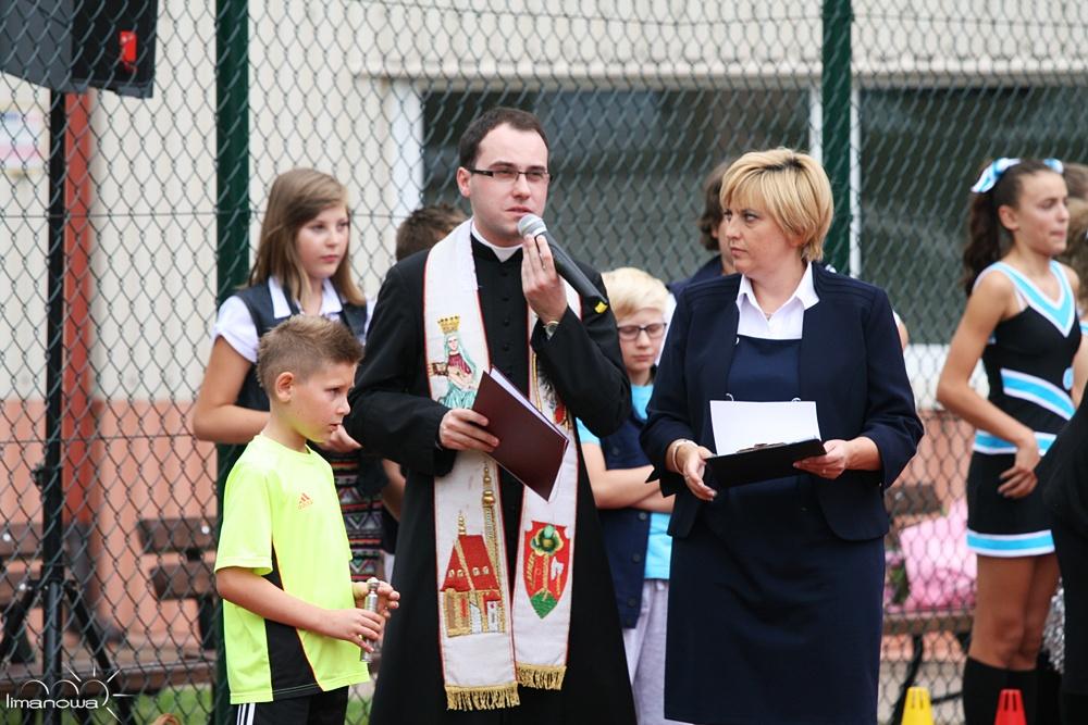 Uroczystego przecięcia wstęgi a tym samy otwarcia boiska dokonali: Poseł na Sejm RP Wiesław Janczyk,