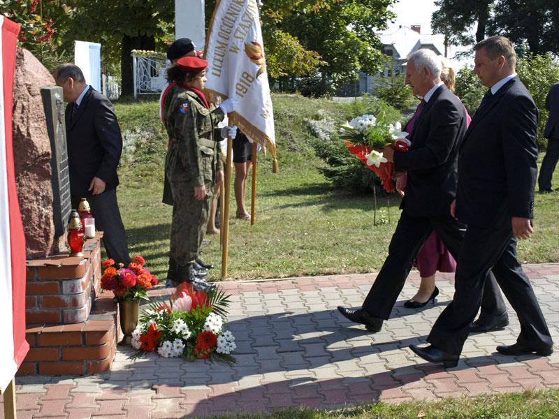 Kwiaty pod pomnikiem ks. Kotlarza składają wojewódzki kurator oświaty Małgorzata Muzoł, ks. prał.