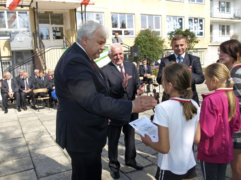 Skotnicki Medale burmistrz i dyplomy Staszowa uczestnikom Romauald Garczewski, "II biegu ulicznego