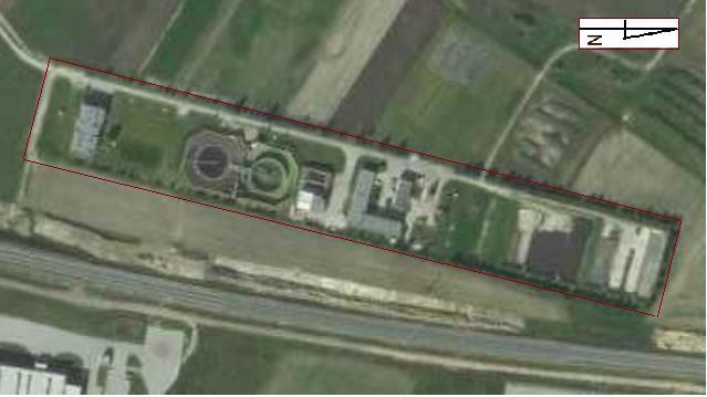 Fot. 1. Zdjęcie satelitarne terenu przedsięwzięcia. [źródło: geoportal.gov.pl] Fot. 2 Fot. 3 Nasadzenia ozdobne i izolacyjne wzdłuż ogrodzenia (fot.