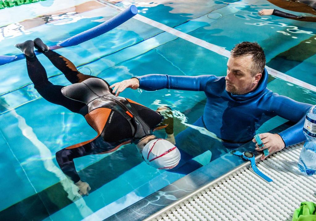 Konkurencje basenowe Statyka (STA), statyczne wstrzymanie oddechu zawodnik nabiera powietrza po czym kładzie się na wodzie