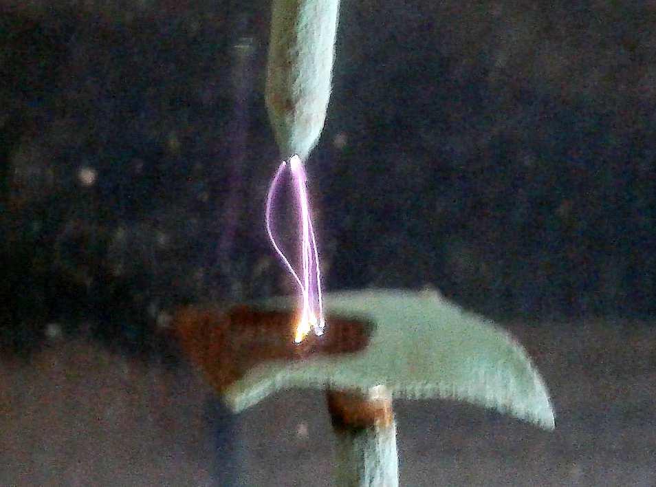 Fot. 2 Wstępna faza eksperymentu. Wiązka plazmy uderzające w reaktorze w elektrodę - jeszcze bez przyklejonego kryształu.