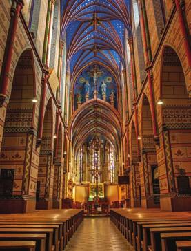 Katedrę, którą można podziwiać dzisiaj, zaczęto budować w XIV w. W konsekracji świątyni uczestniczył sam król Władysław Jagiełło. Wnętrze katedry to prawdziwa skarbnica dzieł sztuki.