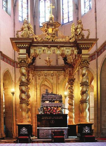 Mieściły się tu okazałe budowle: rezydencja władców, w której goszczony był cesarz Otton III, a także kościół grodowy w formie rotundy, w którym w 997 r. spoczęły szczątki św. Wojciecha.