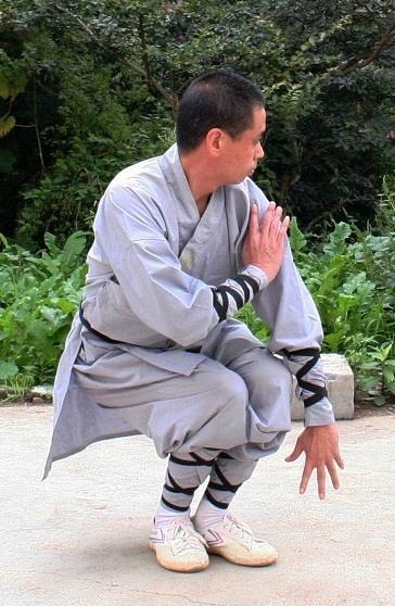 1 SHAOLIN QI XING QUAN Shaolińska Forma Walki Siedmiu Gwiazd Fot.1. Mistrz Shi De Qiang praktykujący formę Shaolin Qi Xing Quan (fot. autor). WSTĘP Shaolin Qi Xing Quan, tzn.