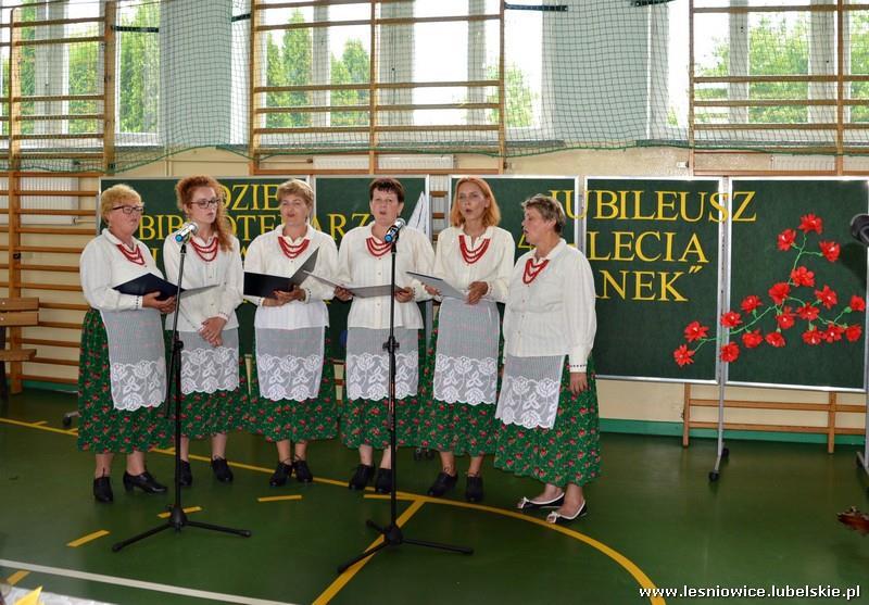 Na zakończenie wystąpienia Wójt wraz z Przewodniczącym Rady Gminy Leśniowice wręczyli wszystkim zasłużonym działaczom kultury i bibliotekarzom podziękowania za dotychczasową współpracę oraz okazane