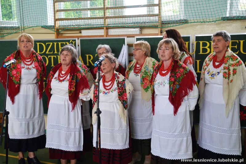 Do życzeń dołączył się również Pan Piotr Deniszczuk Starosta Chełmski oraz pozostali goście a następnie przy akompaniamencie Młodzieżowej Orkiestry Dętej z Leśniowic odśpiewano sto lat.