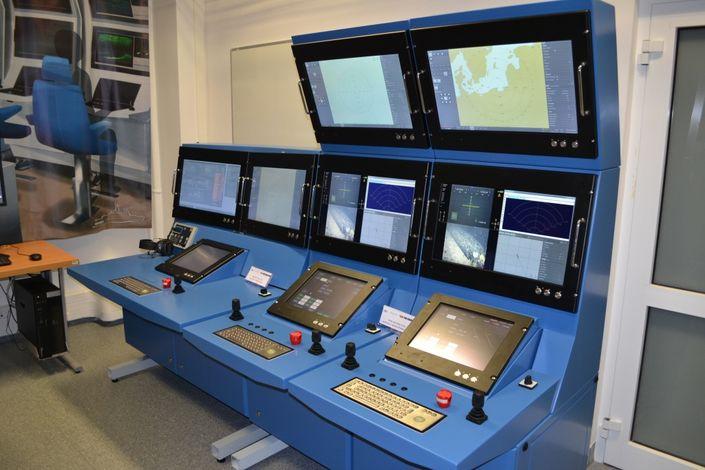 Okrętowy system walki i BCI Miejscem skąd kieruje się działaniem bojowym Kormorana jest zlokalizowane wewnątrz okrętu Bojowe Centrum Informacyjne.