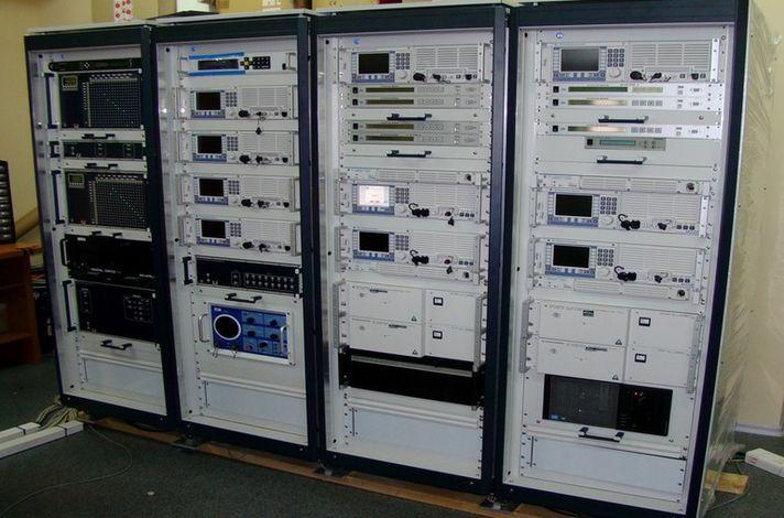 Urządzenia wykorzystywane w Okrętowym Zintegrowanym Systemie Łączności są montowane w standardowych szafach 19 typu Rack. Fot. M.
