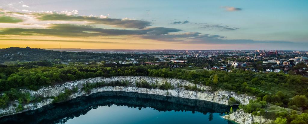 ZAMEK KRÓLEWSKI NA WAWELU 5KM ODLEGŁOŚĆ OD CENTRUM ZAWODÓW Zamek na Wawelu to miejsce, gdzie mieszkali polscy królowie, czyli wspomniana już w biuletynie stolica polskich królów ;) Na