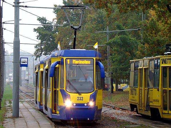 Z pętli do pętli tabor Nowe wozy juŝ na trasach Przemalowania i zakupy toruńskiej Veolii 20 września do Torunia dotarła wyjątkowa dostawa autobusów.