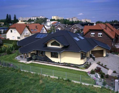 Okna dachowe dostępne są w różnych rozmiarach: szerokościach i długościach.