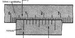 24. Przedstawiona na rysunku czynność technologiczna wykonana na arkuszu sklejki, to? A. Kalibracja płyty. B. Rozkrój płyty. C. Manipulacja płyty. D. Rozcinanie płyty. 25.