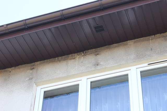 Ryc. 57. Gniazdo wróbla w szczelinie za podbitką dachu. Ryc.