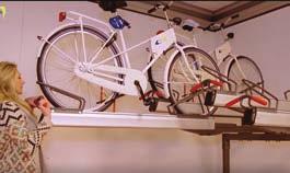 3. Umieść przednie koło roweru na stojaku i przesuń rower tak, by tylne koło