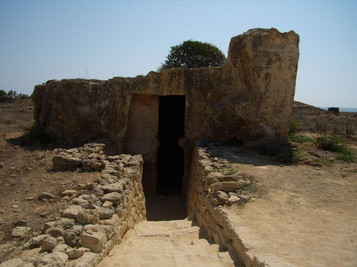 Podziemne grobowce, rozrzucone na dużym obszarze, pochodzą z IV wieku p.n.e. Wydrążono je w twardych skałach.