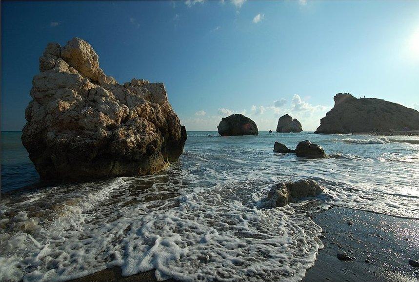Miejsca, które warto zobaczyć WYSPA AFRODYTY Miejscem narodzin Afrodyty jest wysepka PETRA TU ROMIU, u wybrzeży Cypru.