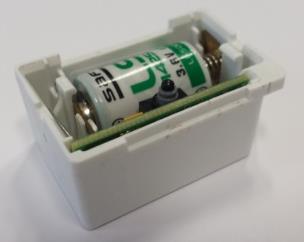 Uruchamianie Umieść baterię w bezprzewodowym czujniku otwarcia. UWAGA Należy zwrócić uwagę na biegunowość!