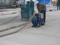 Podłoża betonowe muszą być przygotowane mechanicznie przy pomocy sprzętu do śrutowania lub