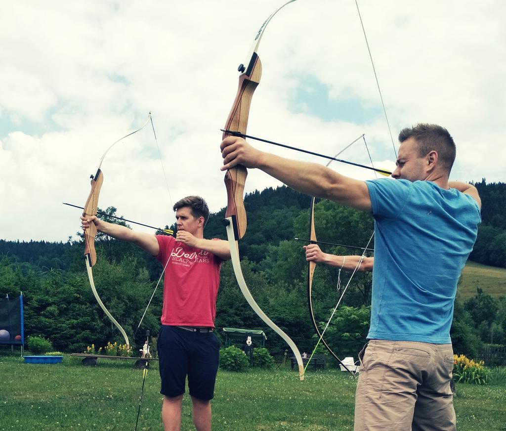 ŁUK JUŻ OD 499 ZŁ I STRZAŁY POCZUJ SIĘ JAK ROBIN HOOD! Łucznictwo to doskonały trening spokoju i opanowania. Równy oddech i miarowe bicie serca to przepis na udany strzał.