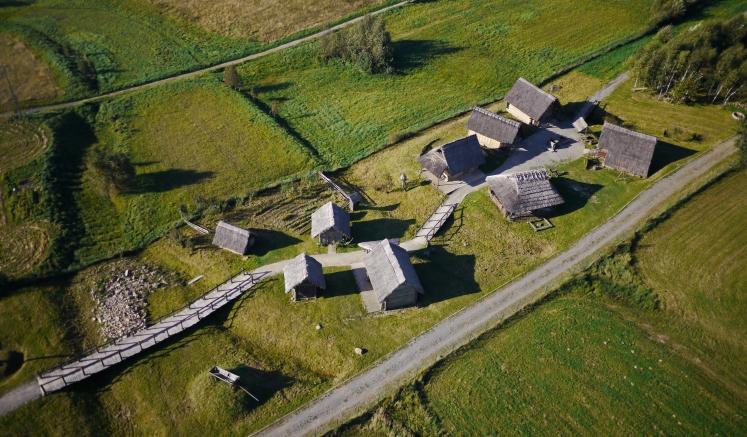 ), pomieszczeniem socjalnym, aneksem kuchennym, zespołami sanitarnymi dla dziewcząt i dla chłopców, pomieszczeniem suszarni odzieży.