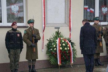 Prezydent Andrzej Duda złożył kwiaty przed tablicą upamiętniającą