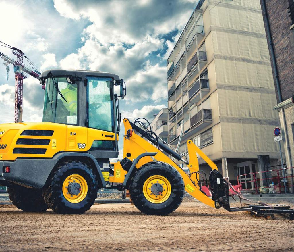 WYDAJNOŚĆ PRĘDKOŚĆ JAZDY Pracujący w obiegu zamkniętym hydrostatyczny napęd jezdny dostarcza dużo energii przy niskim zużyciu paliwa. Ładowarka V80 może osiągnąć do 20 km/h na drodze.