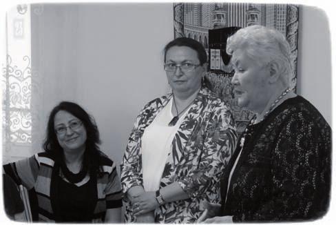 Trzy damy, od prawej: Halina Szahidewicz,