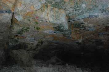 Iniekcja stropu Jaskini Szachownica I oraz obudowa kotwowa W trzech salach Jaskini Szachownica została wykonana iniekcja stropu (uszczelnienie + sklejenie) za pomocą kotew urabialnych oraz kleju
