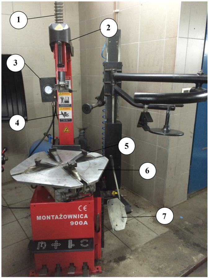 Grzegorz CHOMKA, Jerzy CHUDY, Jacek MELER ZASTOSOWANE SYSTEMÓW CAD DO KONSTRUKCJ MOBLNEGO WÓZKA POD MONTAŻOWNCĘ OPON DO: 10.24136/atest.2018.298 Data zgłoszenia: 30.08.2018. Data akceptacji: 25.09.