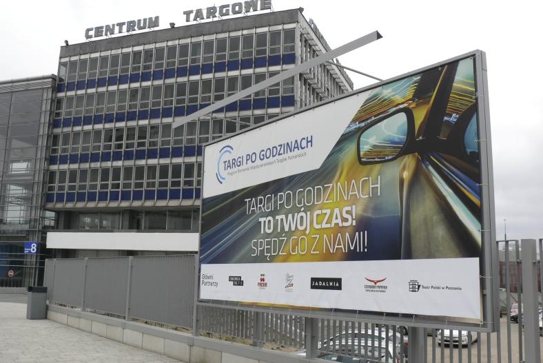 Reklama wielkoformatowa na terenie wystawy Teren zewnętrzny Baner na konstrukcji przy centrum