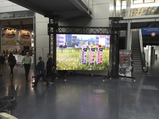 Reklama multimedialna Spot reklamowy na ekranie na łączniku między pawilonami 8A i 15 Emisja spotu długości 5 sekund przygotowanego przez Wystawcę na ekranie o wymiarach: - szerokość 6,40 m -
